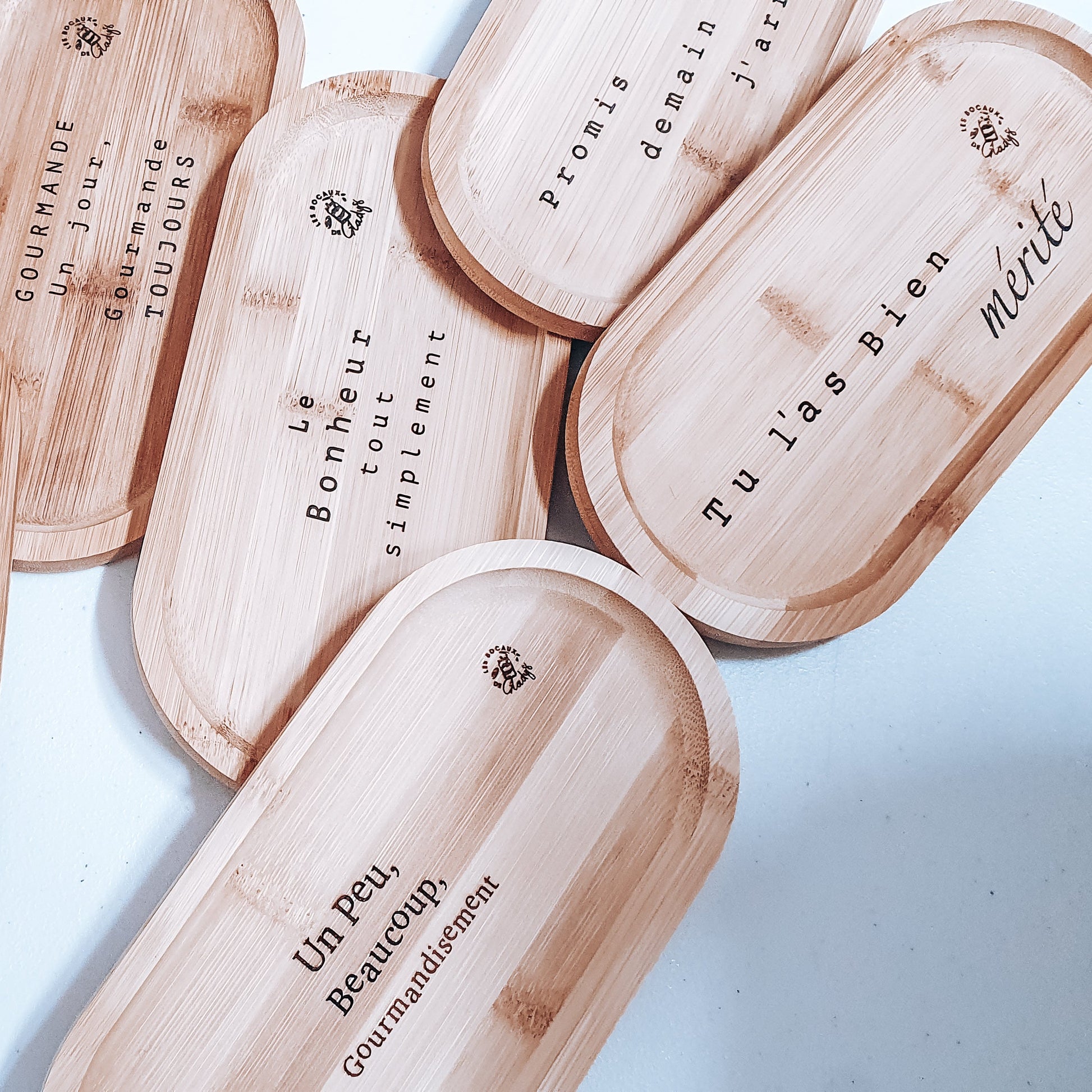 Planche en bois gravée avec message d’amour – support pour mug et gourmandise, idée cadeau Saint-Valentin