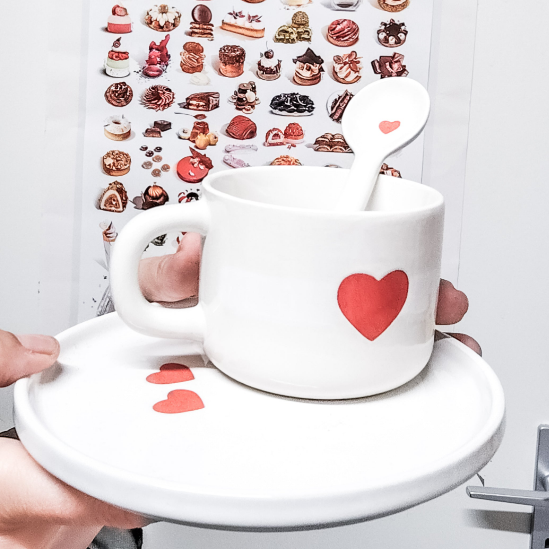 Set mug, cuillère et assiette en céramique avec petit cœur rouge – idée cadeau d’amour pour la Saint-Valentin
