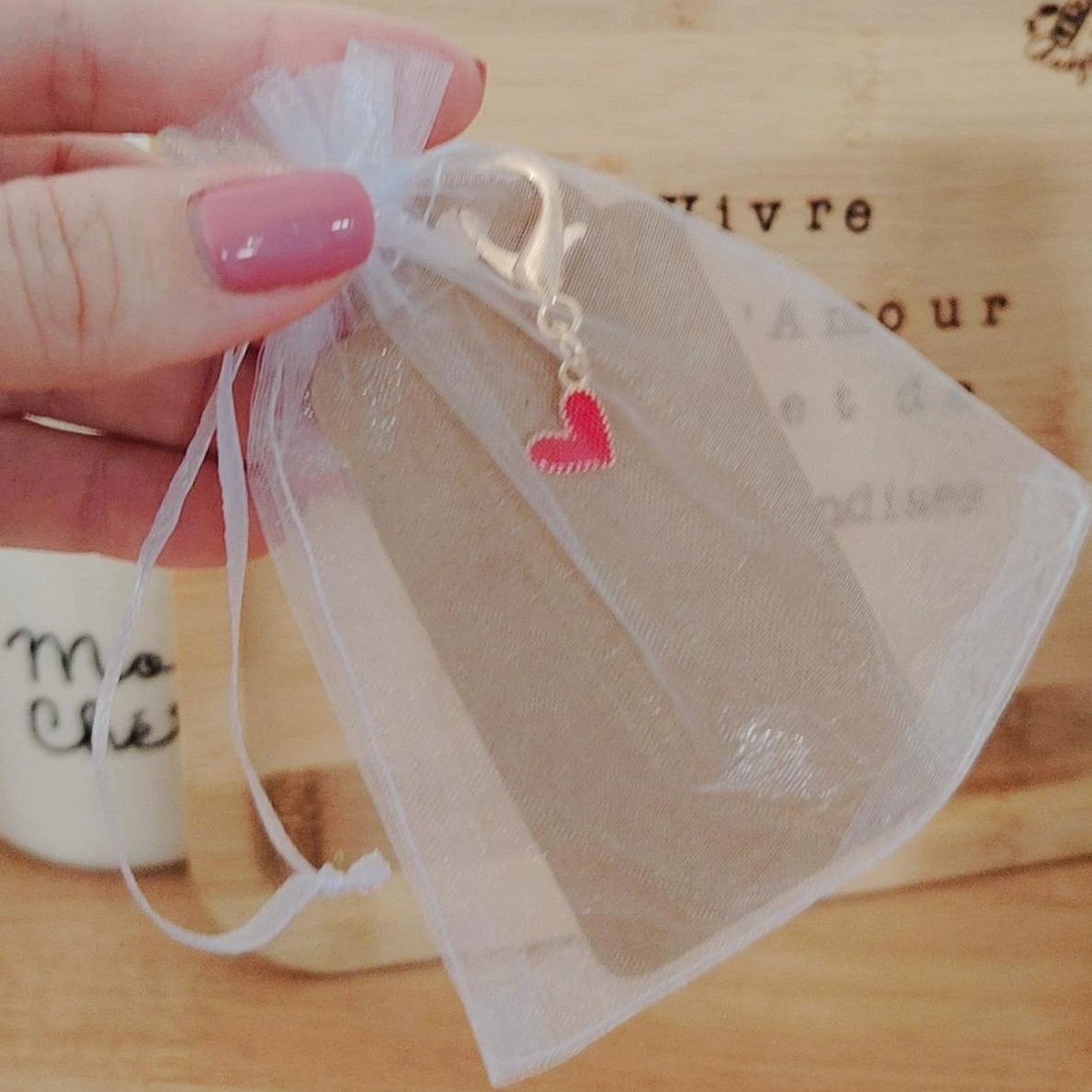 Pochon cadeau avec porte-clé cœur et étiquette message personnalisé écrit à la main – Saint-Valentin