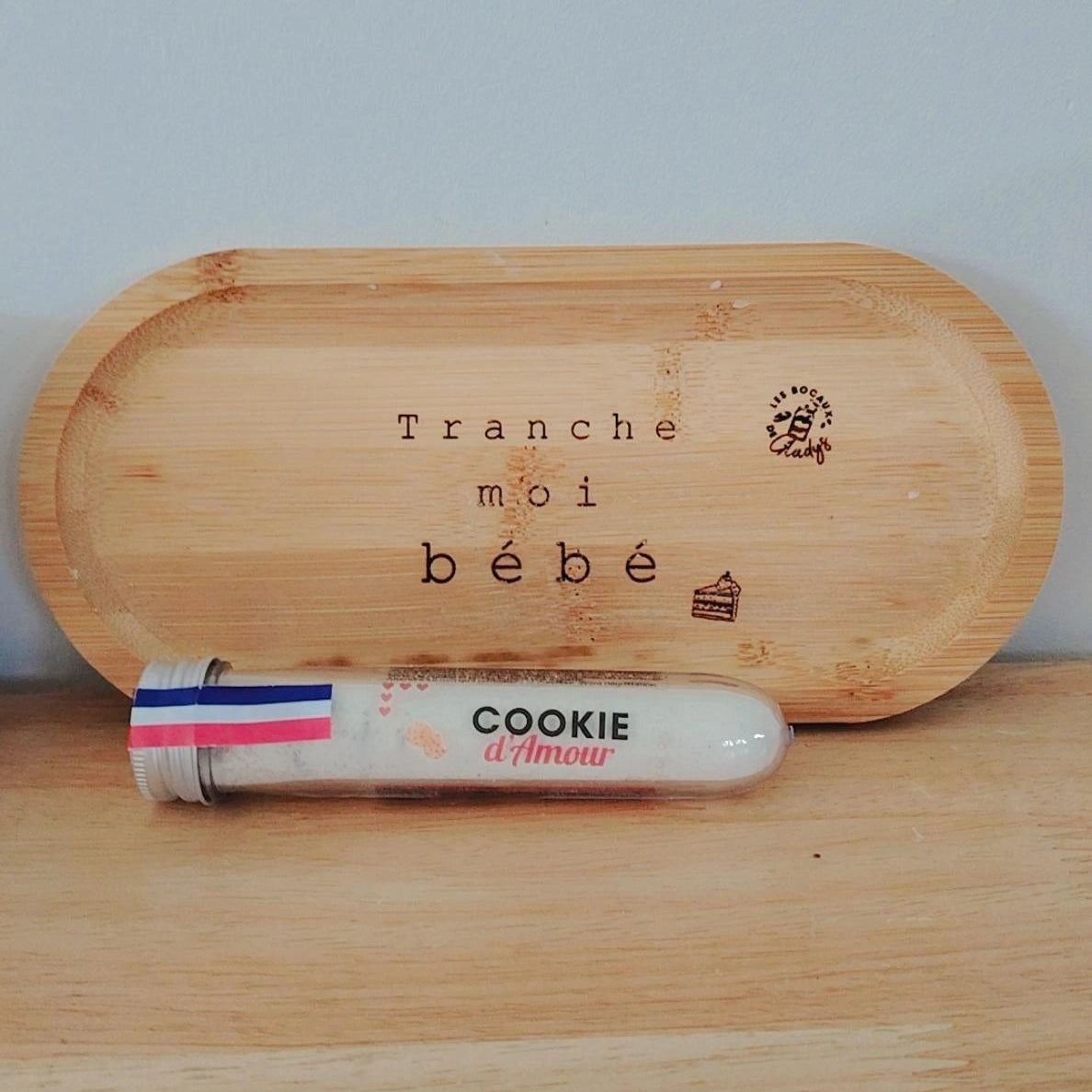 Planche en bois gravée Tranche moi bébé – support pour mug et gourmandise, idée cadeau Saint-Valentin